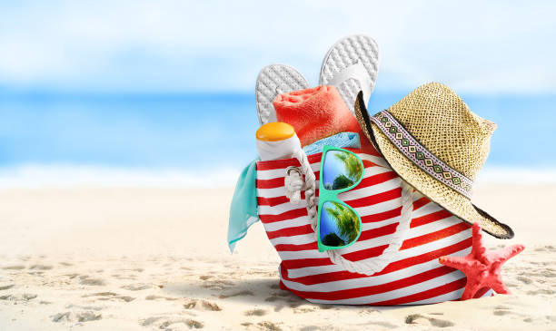 strandtas met zonnecreme, slippers, hoed en zonnebril